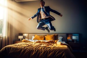 Nowa moda? Psycholodzy ujawniają, dlaczego ludzie wskakują na łóżka co rano